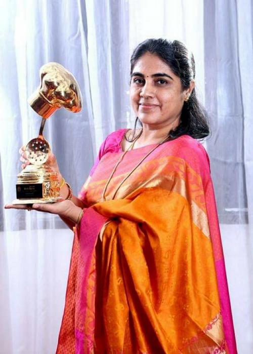 Sanjeeta KK holding Award from Vikatan group
