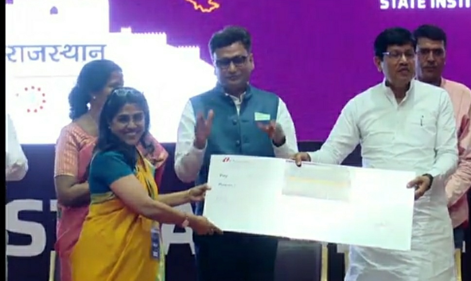 Sangeetha KK Recieving Best National-level Start-up award from Rajasthan Government